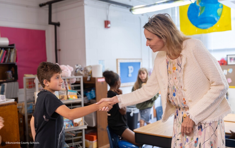 Hope Turner shakes a student's hand