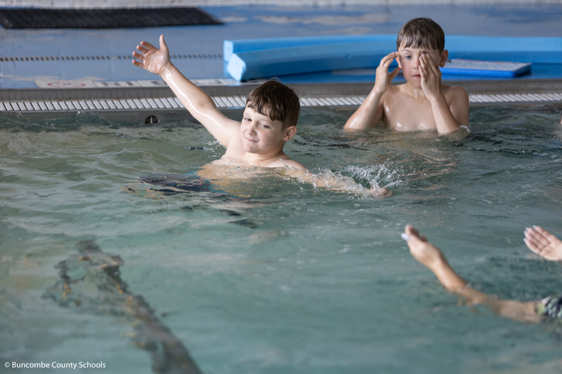 Kid swimming in the pool. 