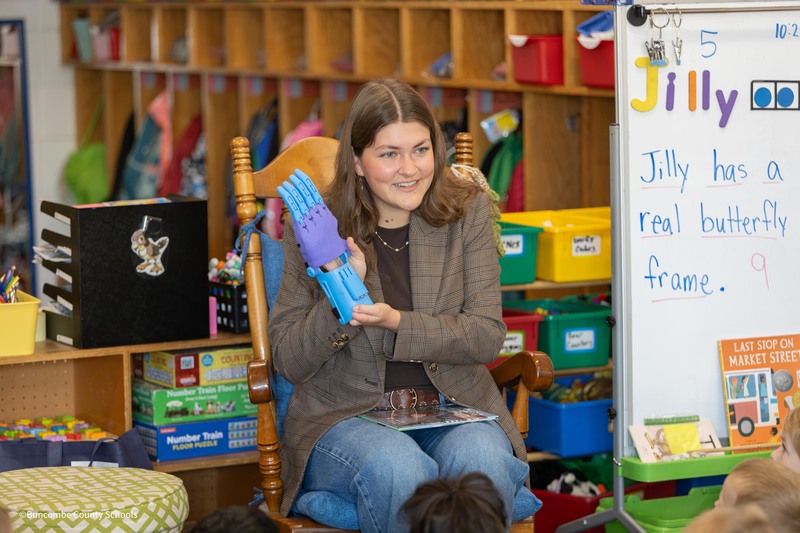 Crenshaw shows off 3D printed prosthetic hand
