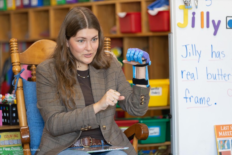 Crenshaw shows off 3D printed prosthetic hand