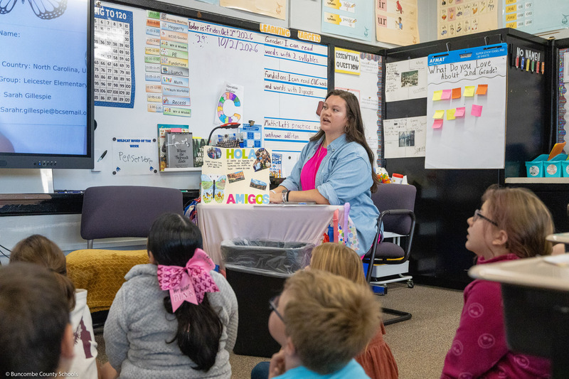 Ms. Gillespie describes the project to her class.