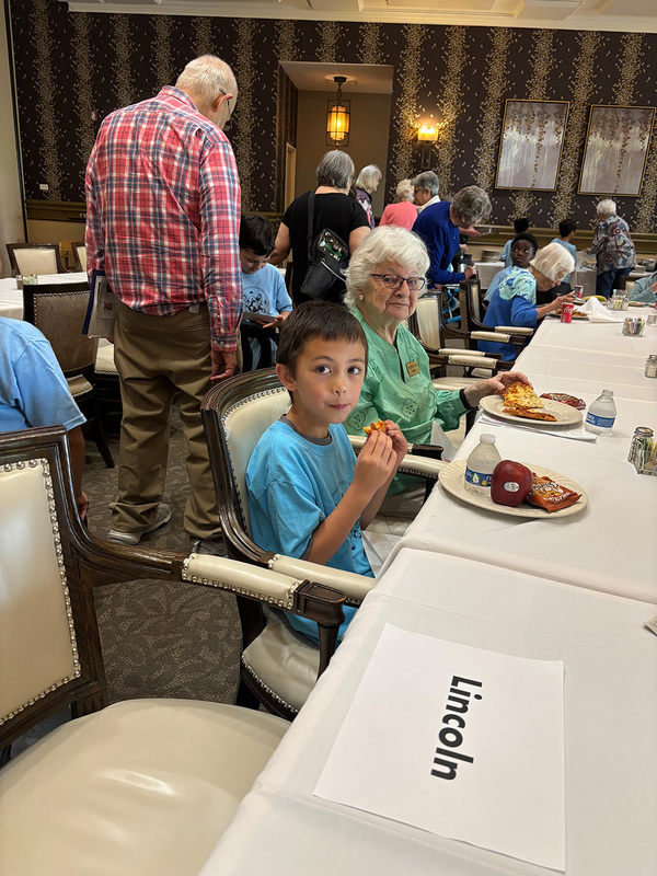 Student eating lunch with an Ardenwoods resident. 