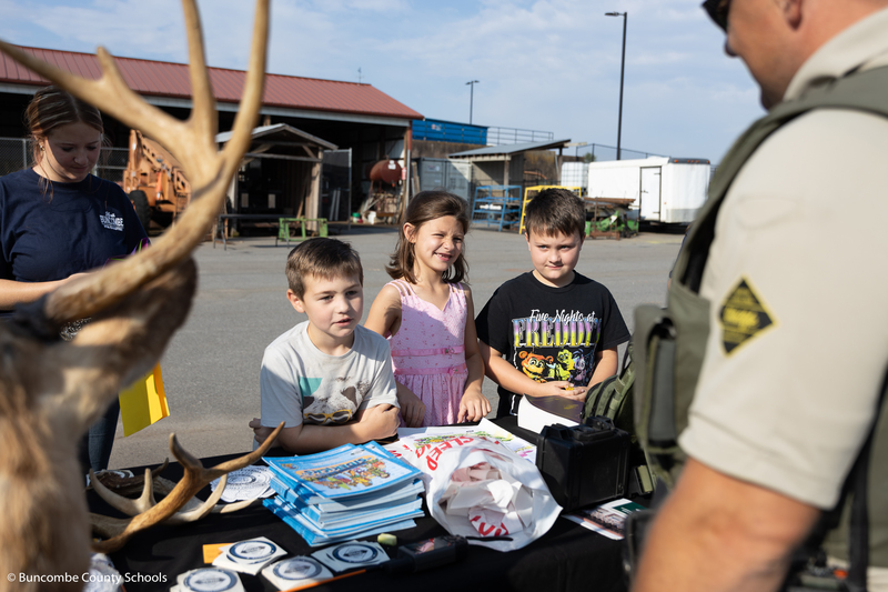 Students asking questions to the Wildlife Officers. 