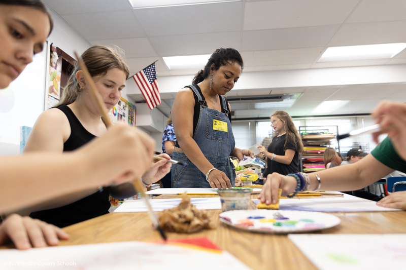 Guest artist working with students. 