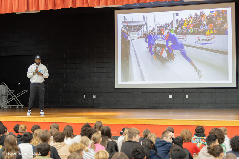 manteo showing photos