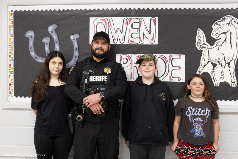 Owen Middle SRO Kurt and a group of students taking a photo together. 