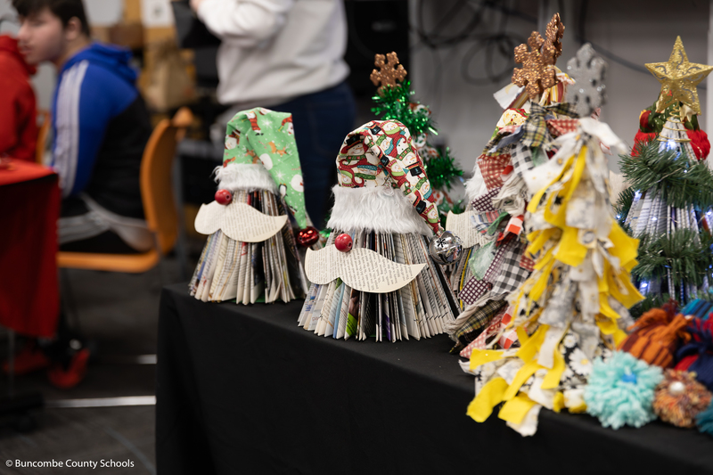 Christmas tree Santas made of magazine paper and other materials.