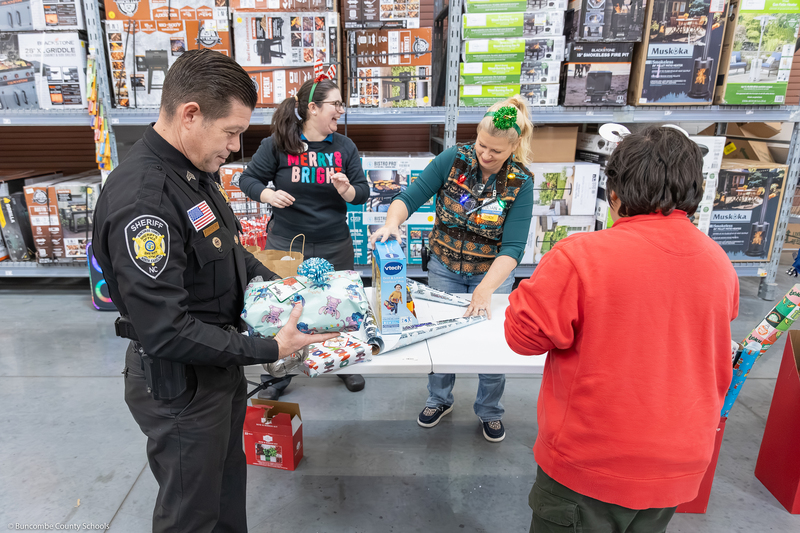 Walmart and BCSO employees help wrap gifts.