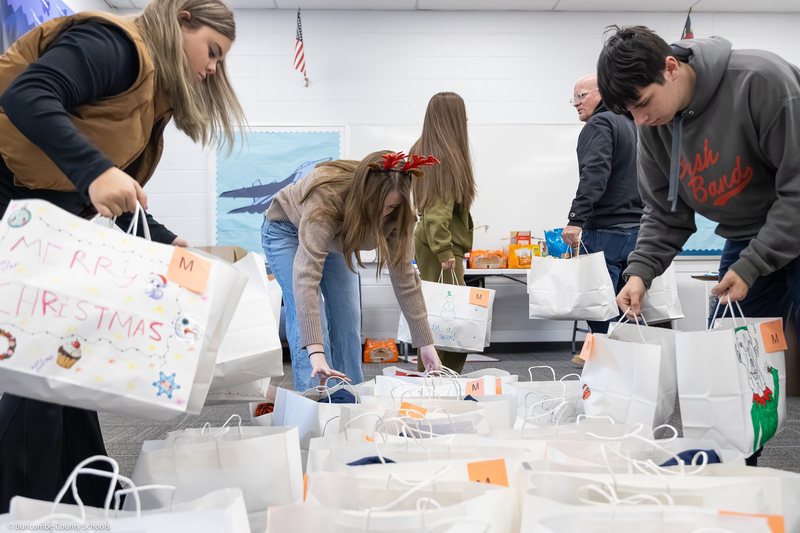 Enka High SGA members grab gift bags.