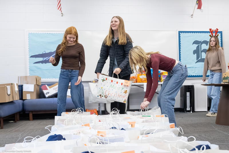 Enka High SGA members grab gift bags.