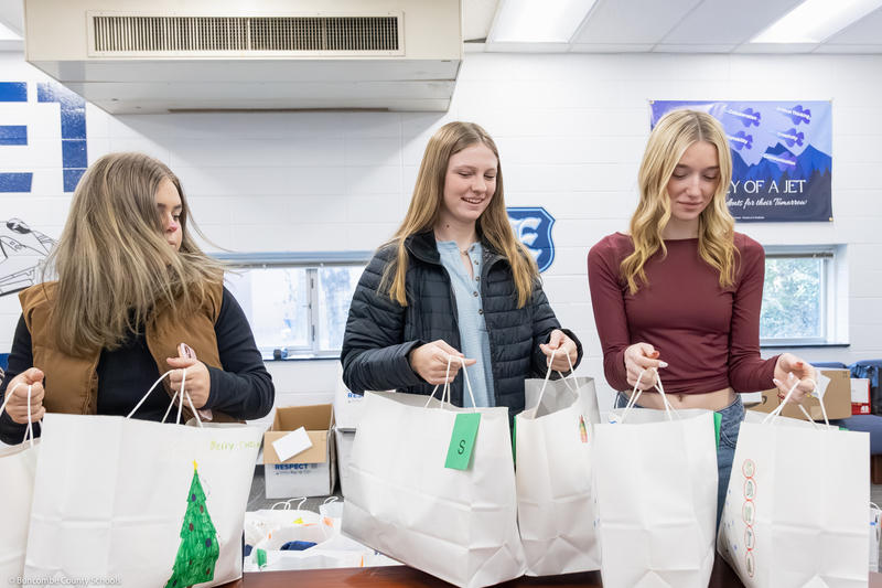 Enka High SGA members grab gift bags.