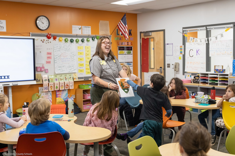 A Park Ranger talks to students.