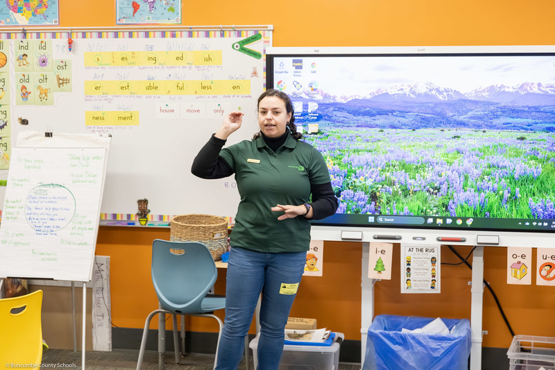 A Park Ranger talks to students.
