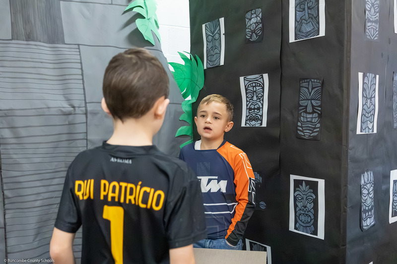 A student gives a presentation to a visitor.