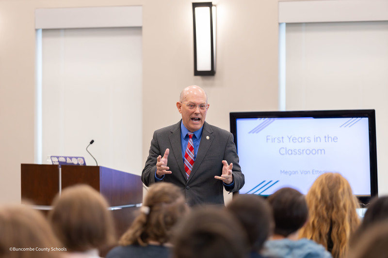 Tommy Floyd speaking to group of students