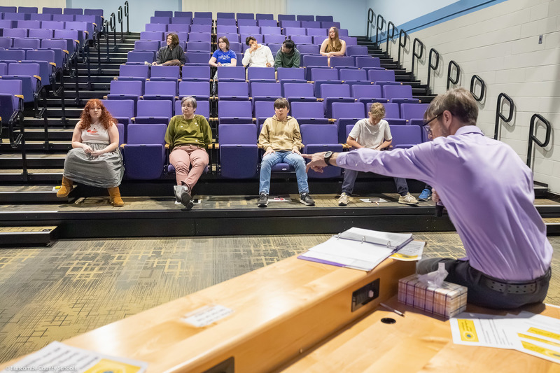 Charlie Lanahan points at a participating student.