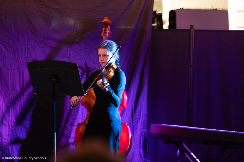 Student playing the violin.