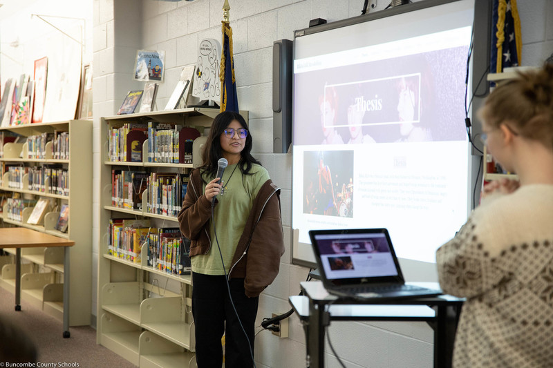 Students presenting their presentation. 
