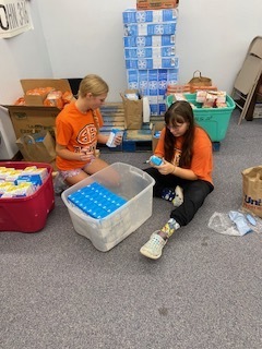 Students sorting food