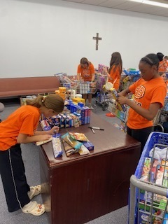 Students sorting food