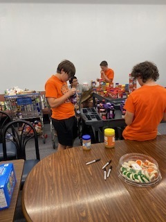 Students sorting food