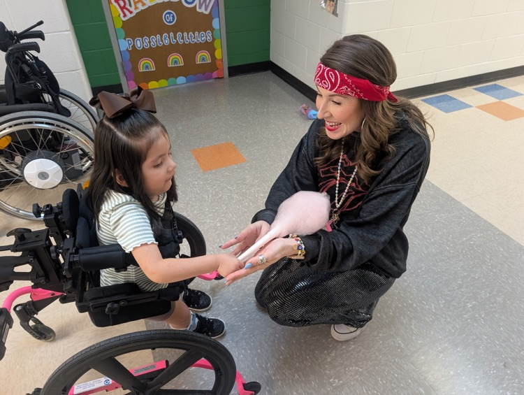 Today Mrs. Hughes PreK class had their pink day celebration! All month long they have learned about the color pink and today they made pink cotton candy! 🩷