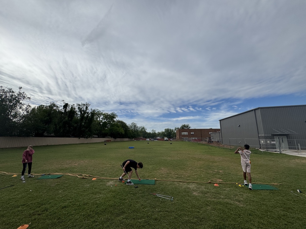 outdoor ed classes playing golf