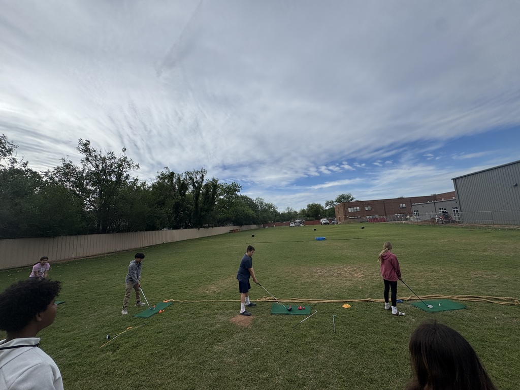 outdoor ed classes playing golf