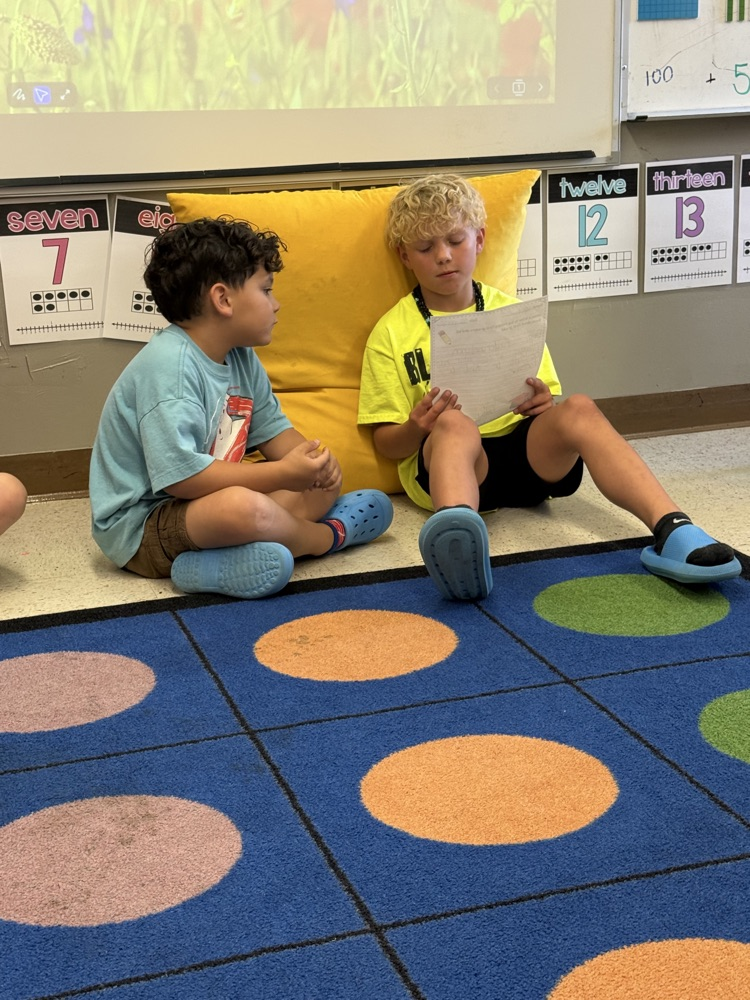 Mrs. Smiley’s first grade class wrote letters to Mrs. Longoria’s kindergarten class, giving advice about how to be successful in first grade. Students then were to share their ideas with the upcoming first graders🧡