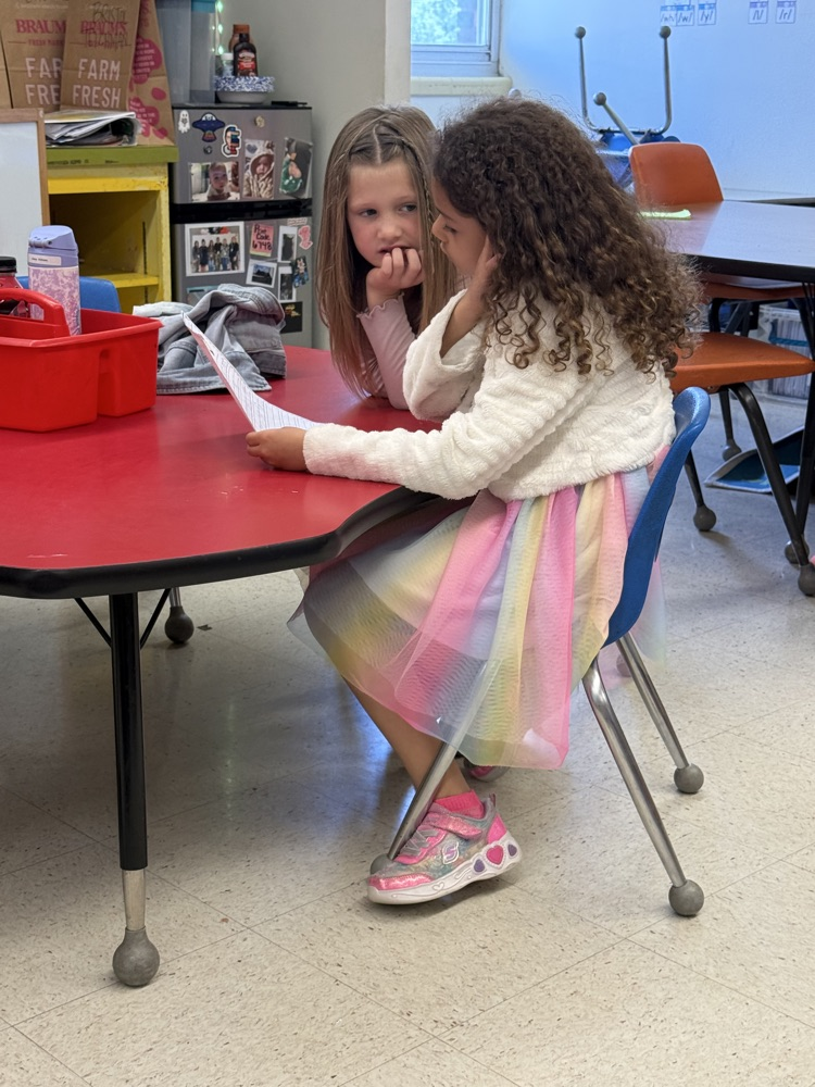 Mrs. Smiley’s first grade class wrote letters to Mrs. Longoria’s kindergarten class, giving advice about how to be successful in first grade. Students then were to share their ideas with the upcoming first graders🧡