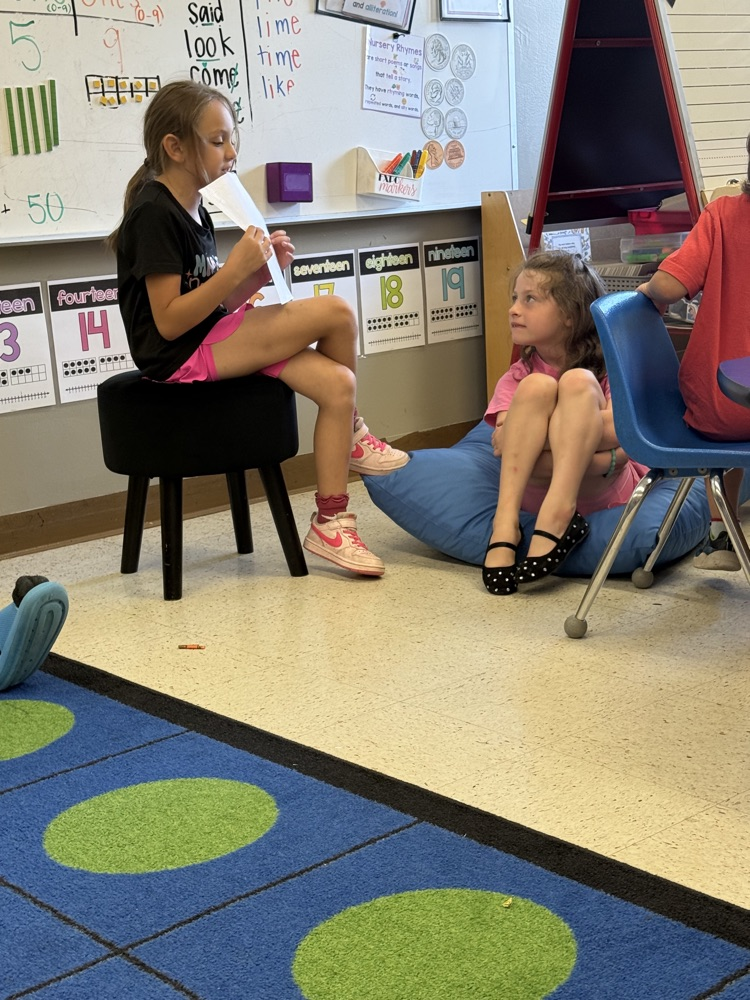 Mrs. Smiley’s first grade class wrote letters to Mrs. Longoria’s kindergarten class, giving advice about how to be successful in first grade. Students then were to share their ideas with the upcoming first graders🧡