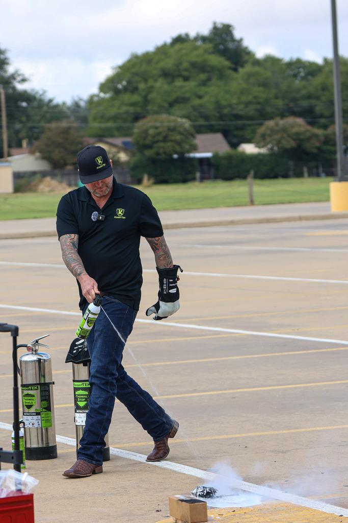 Knight Tek demonstrated how to stop a lithium battery explosion.