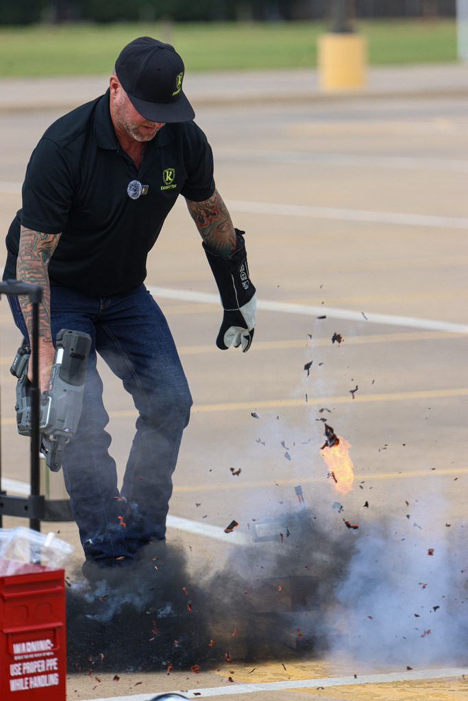 Knight Tek demonstrated how to stop a lithium battery explosion.