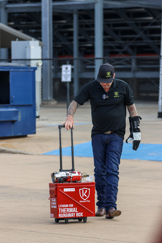 Knight Tek demonstrated how to stop a lithium battery explosion.