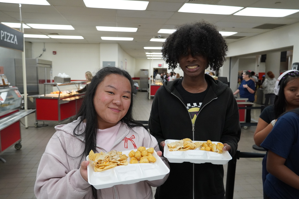 students with lunch trays