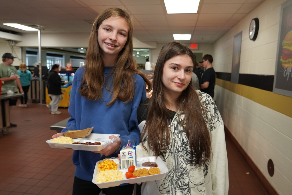 students with lunch trays