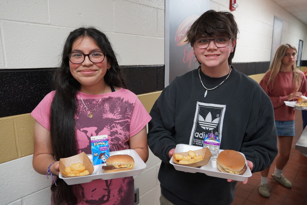 students with lunch trays