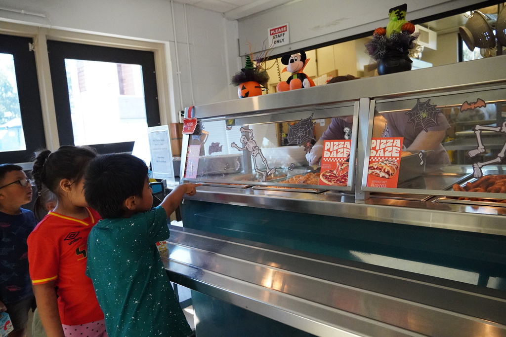 student points to option on the serving line