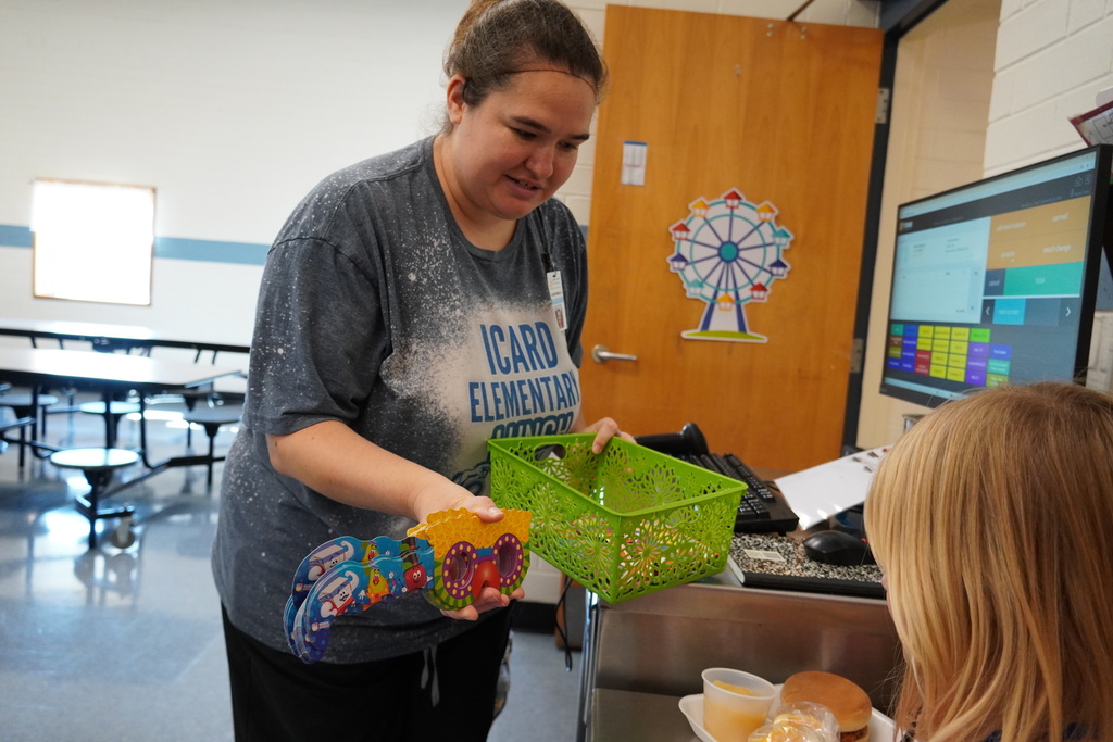 staff helps a student choose a prize