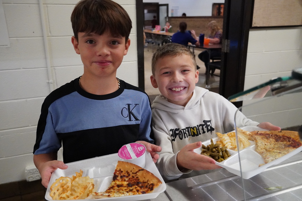 students with lunch trays