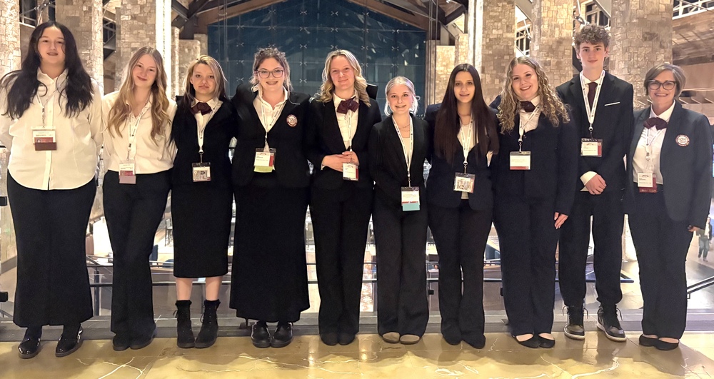 HOSA members iined up for a picture.