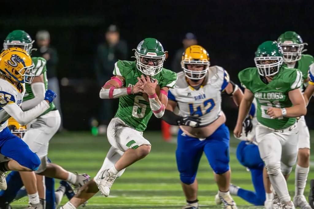 football player running the ball