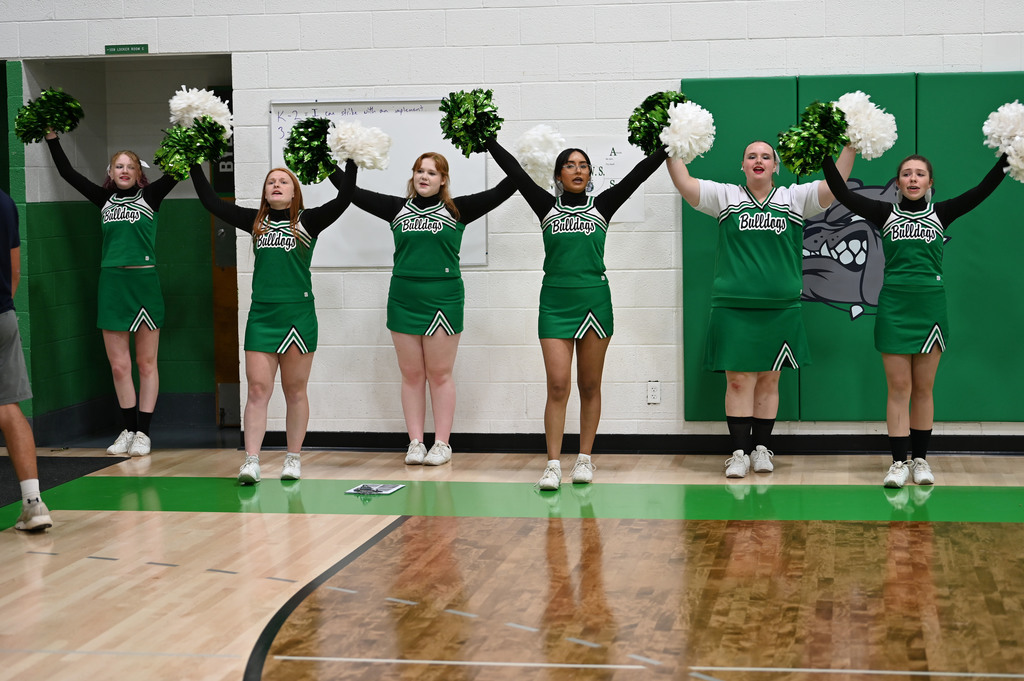 Cheer leaders cheering