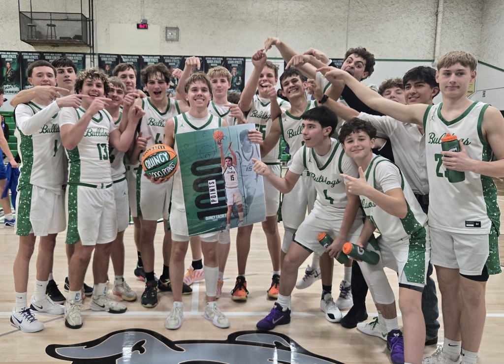 Quincy Eacret and the Bulldogs Team celebrate his 1000th point.