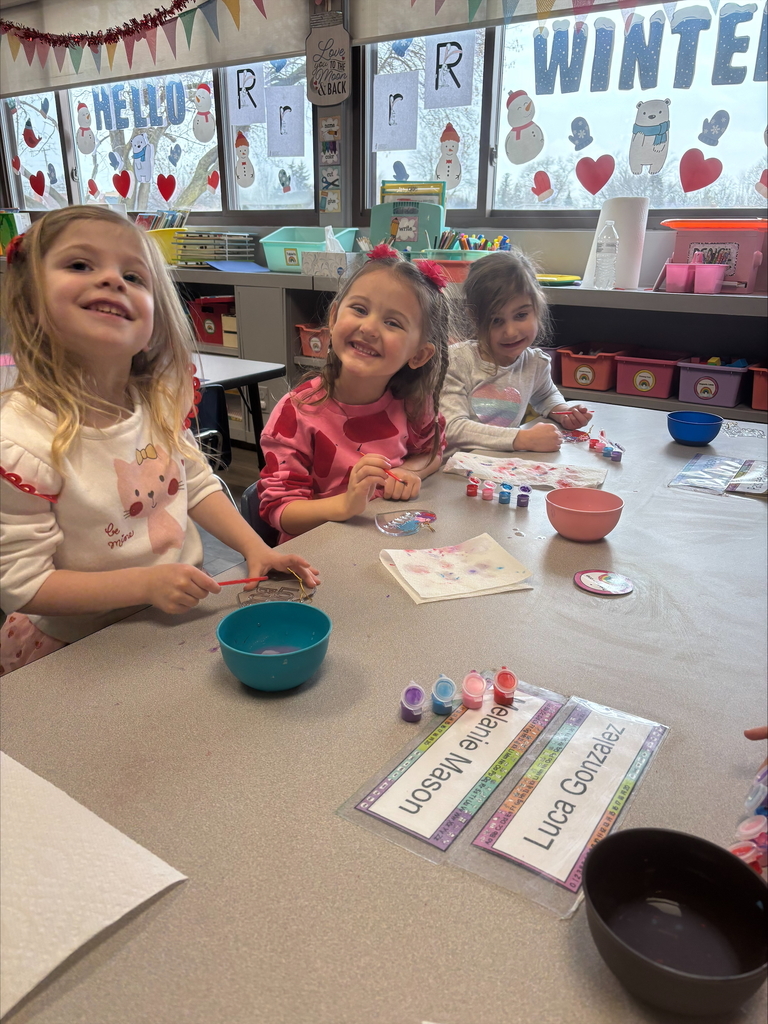 preschoolers making valentines