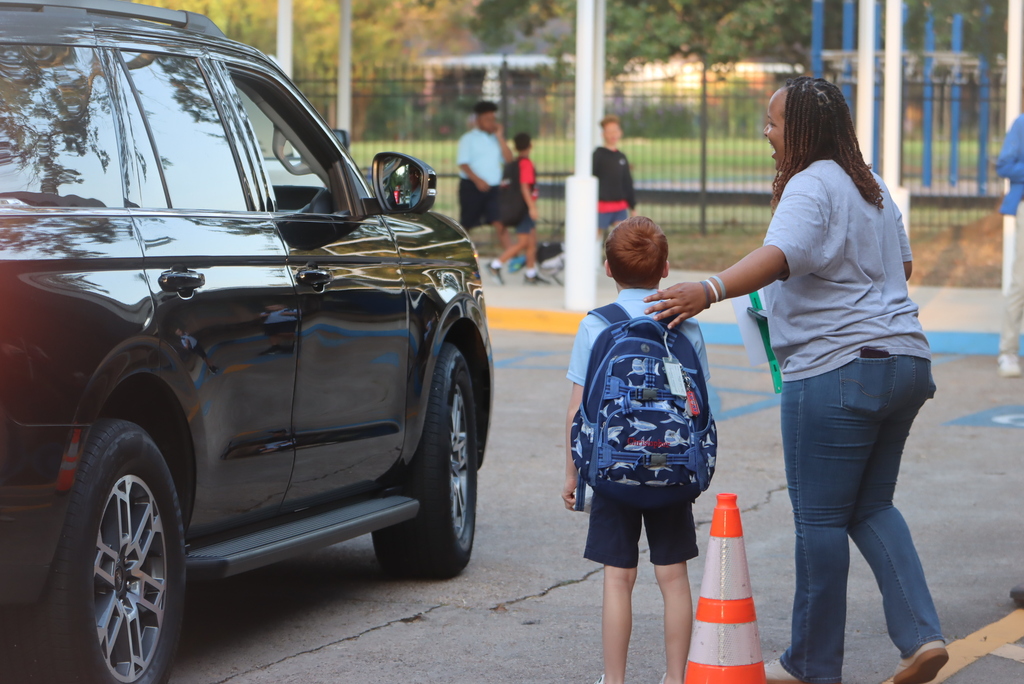 Student getting out of the car in carline