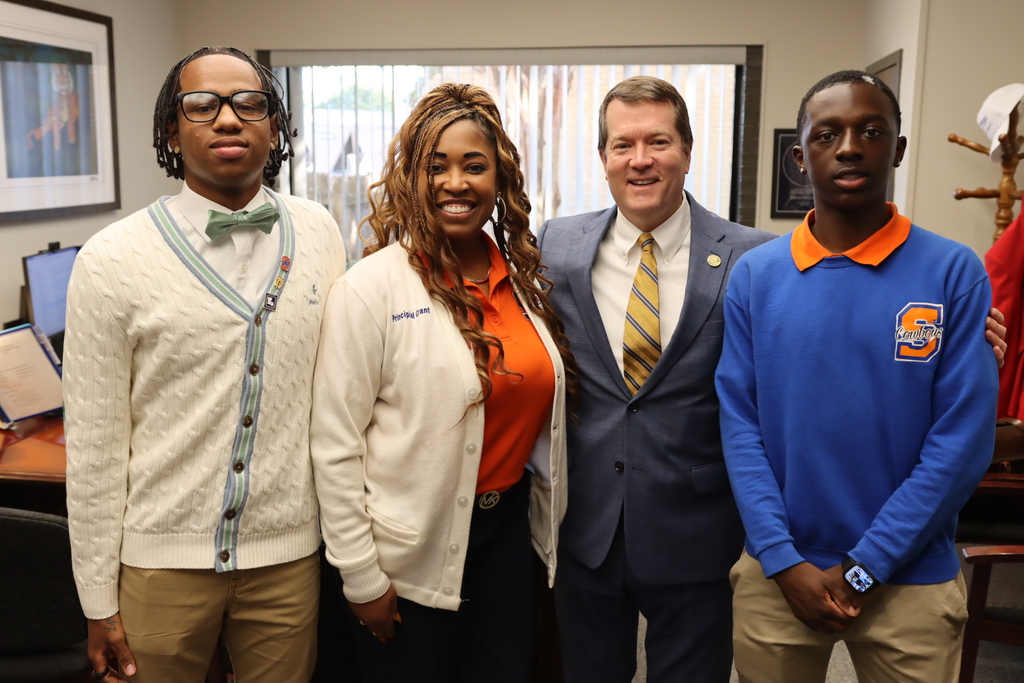 Superintendent Burton meets with Southwood Principal LaToria Grant and top students