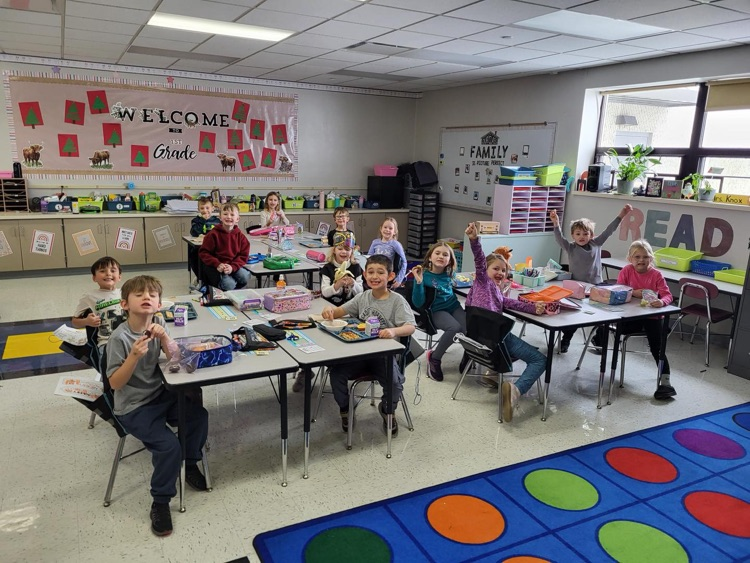Ms. Knox's 1st-grade class met their Hornet Hooray goal and celebrated with a classroom lunch party! They had so much fun eating lunch and talking together!   Way to go, #CadottHORNETS! 😊✨️