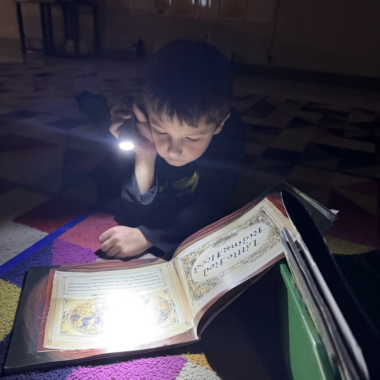 students reading by flashlight