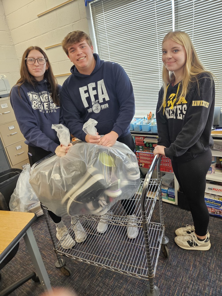 FBLA students bagging shoes
